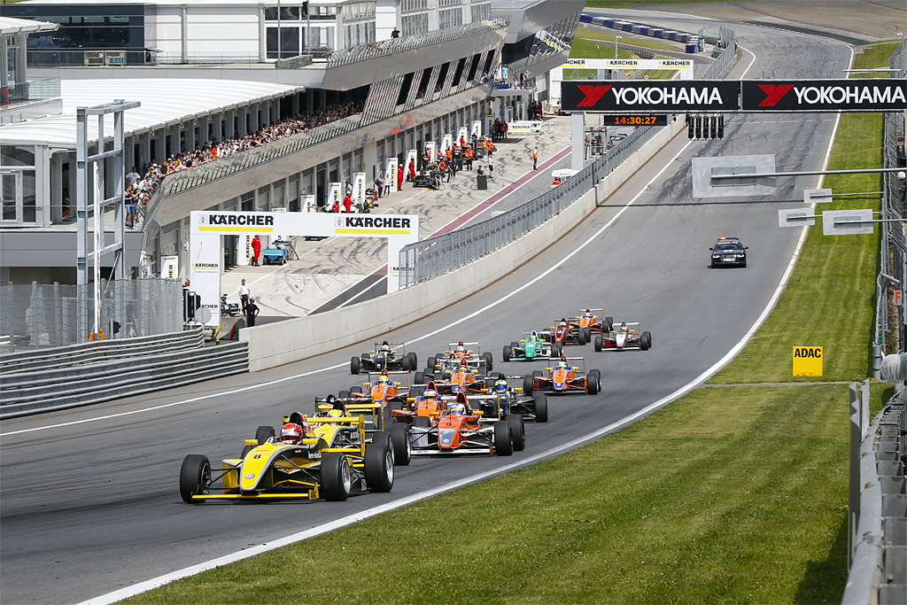 Mikkel Jensen foran resten af feltet
(Foto: ADAC)